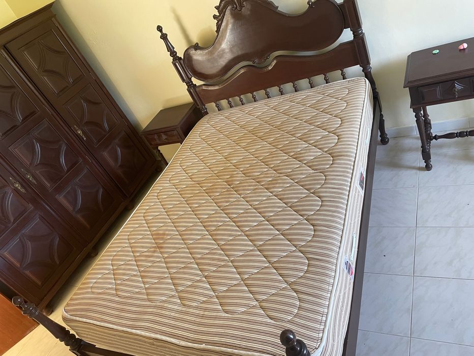 Cama c/ mesas de cabeceira e roupeiro