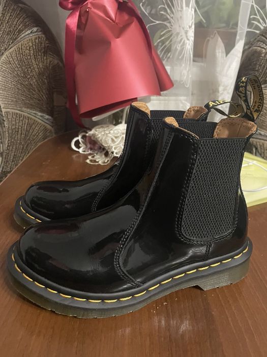 Dr. Martens 2976 Patent Chelsea Boots