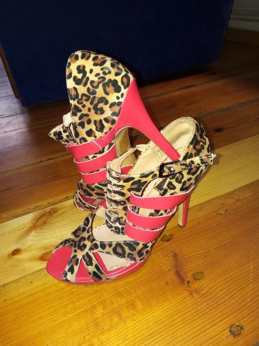 Sandały na szpilce czerwone w panterkę