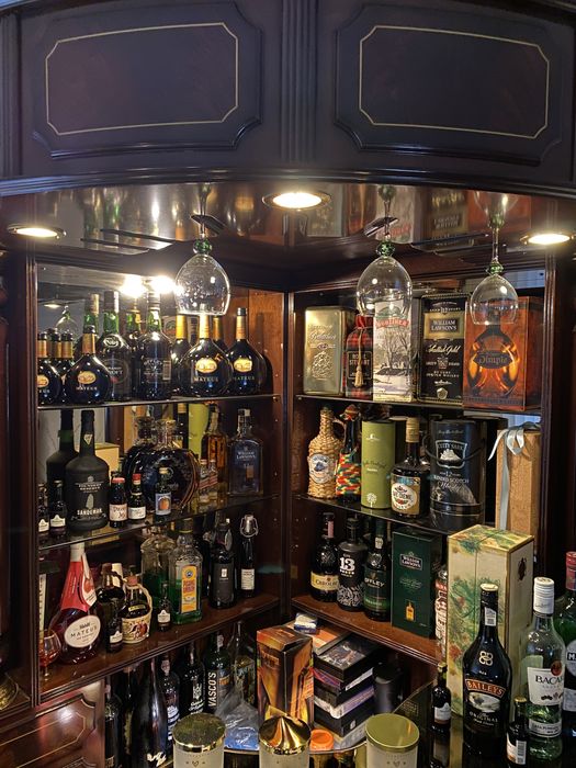 Conjunto Bar, movel e mesa com 6 cadeiras para sala