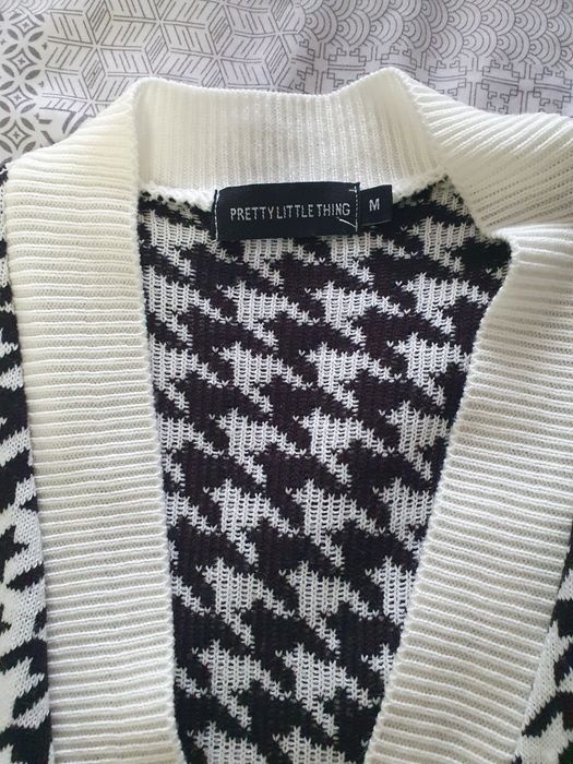 Чорний кардиган із V-подібним вирізом і ґудзиками PRETTY LITTLE THING