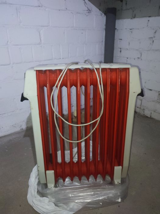 Батарея масляна радянська у робочому стані.Кип'ятільник