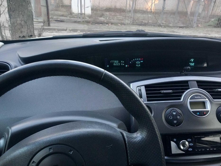 Renault Scenic 2 .1.6 бензин.2004 год
