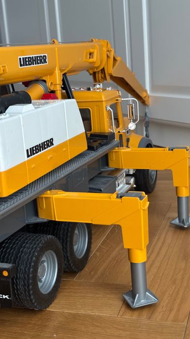 Zabawka dźwig Liebherr Mack
