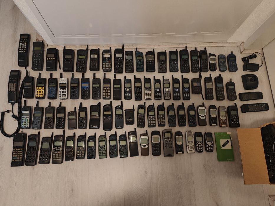 78 zabytkowych telefonów komórkowych – Nokia, Ericsson, Siemens, Sony.