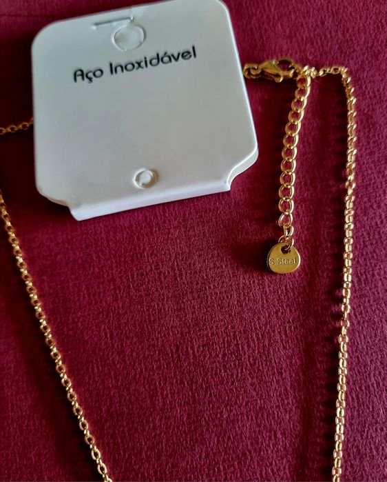 Colar dourado, em aço, com libelinha colorida. Tem extensor