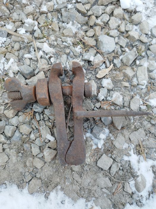 Stare imadło, małe na śrubie trapezowej, kute