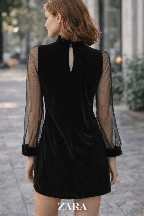 Blusa preta de veludo e tule com bordados florais e lantejoulas