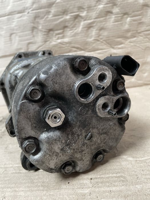 Компресор кондиціонера Golf 4 Caddy 2  Ford Galaxy  1J0820803K