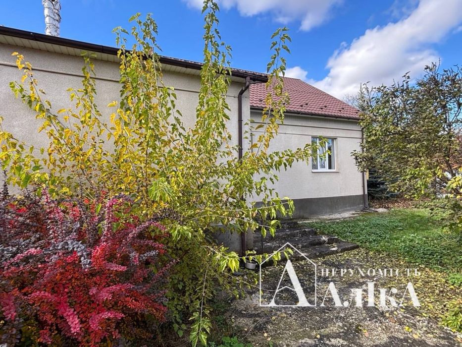 Продам будинок біля міста