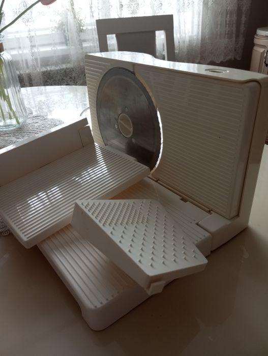 Електрична овочерізка (овочі, фрукти, сир, хліб)