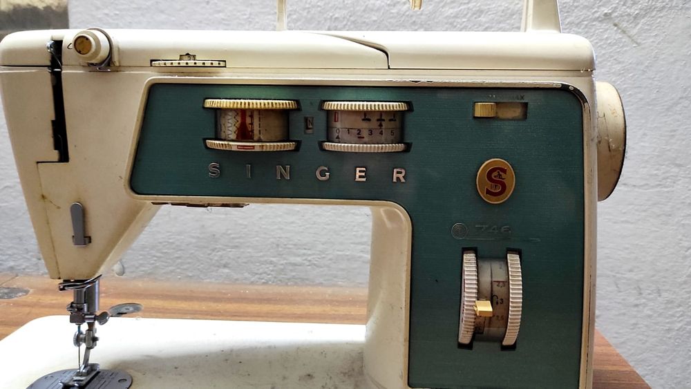 Máquina de Costura Singer 746