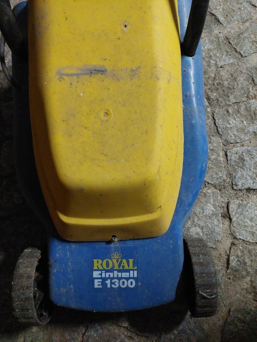 Máquina de cortar relva