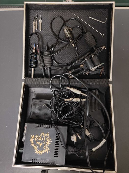 Máquina tatuar com acessórios