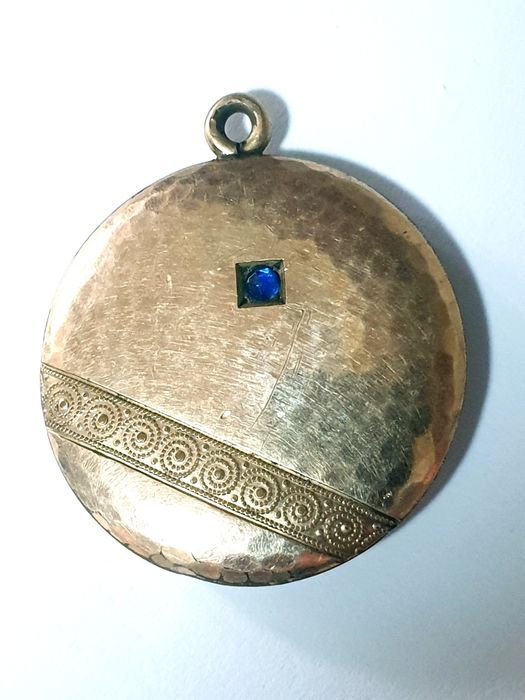 Lindo antigo pendente com plaque de ouro