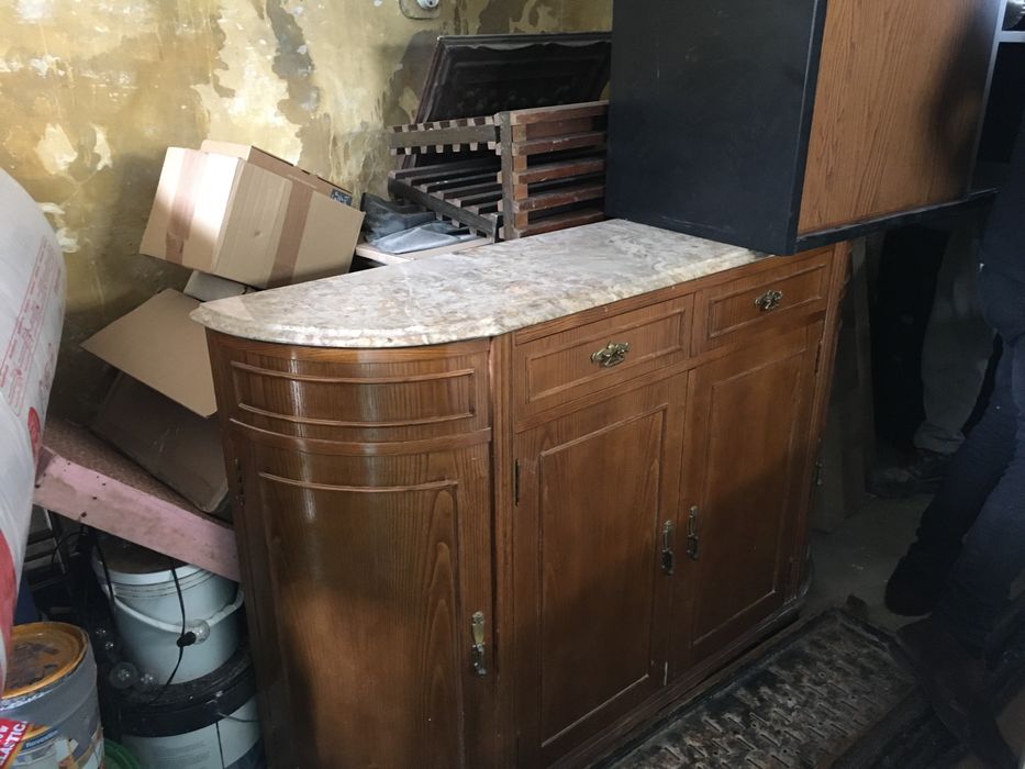 Sideboard em madeira com tampo de marmore