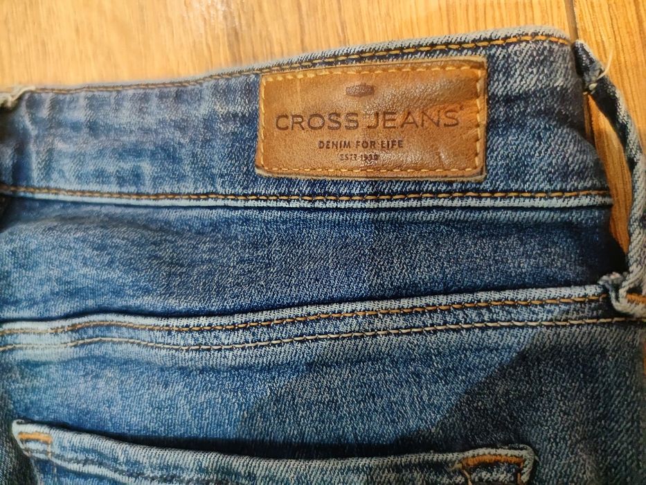 Jeans cross spodnie.   w-27.   L32