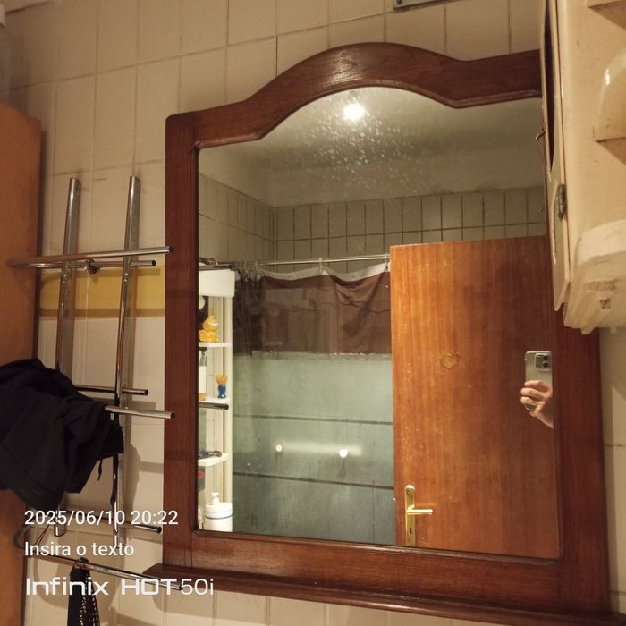 Espelho com moldura de madeira maciça