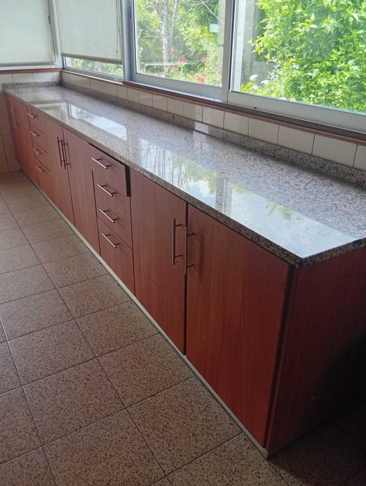 Conjunto de móveis de cozinha em granito