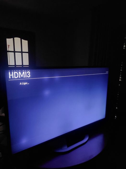 Televisão LG 106 cm com problemas no ecrã.