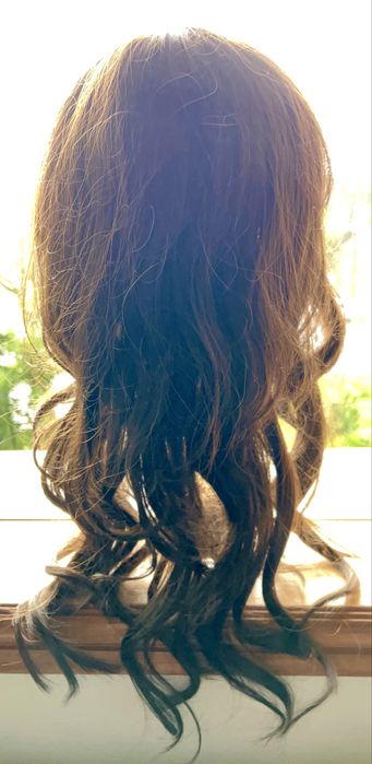 Cabeleira postiça castanha comprida