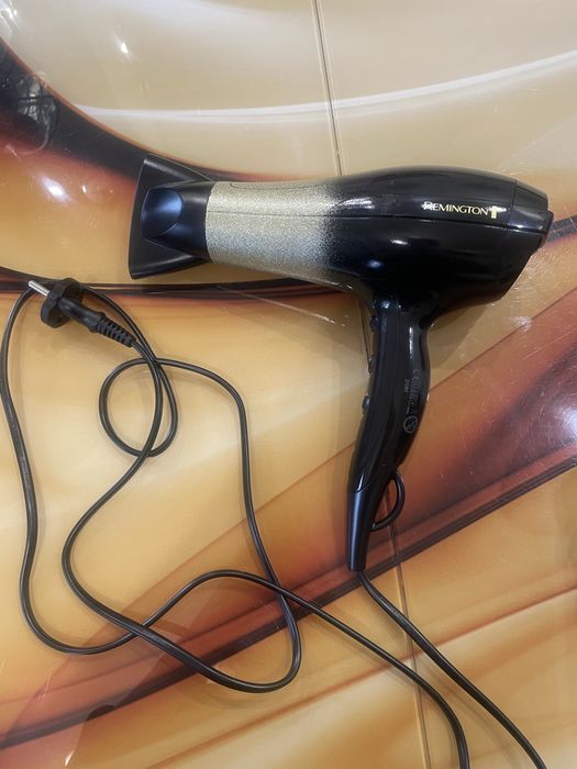 Потужний фен Remington з багатьма функціями регулювання режимів, має функцію іонізації та дві насадки (читайте опис).