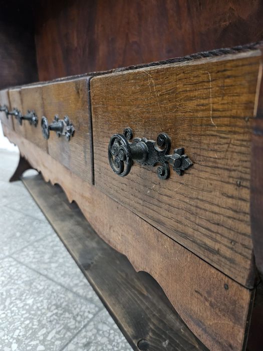 Stara rustykalna półka z szufladami /