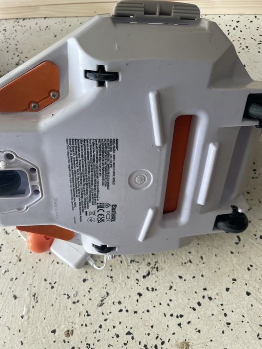 Robot czyszczący do basenu