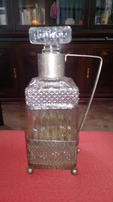 Belo frasco de licor 25 cm altura, envolvido em casquinha de prata