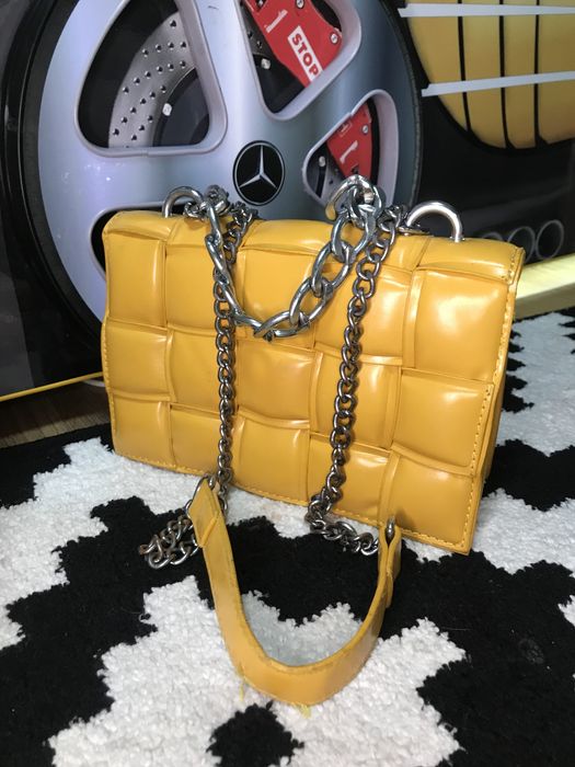 Сумка жовта з цепами