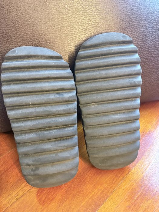 yeazy slides pretas