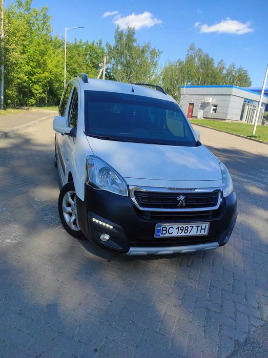 Автомобіль Пежо Партнер.