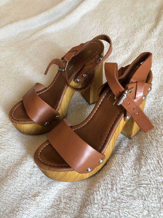 Босоніжки на дерев'яній підошві