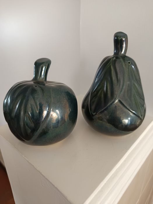 Duas peças vintage para especiarias , numeradas.