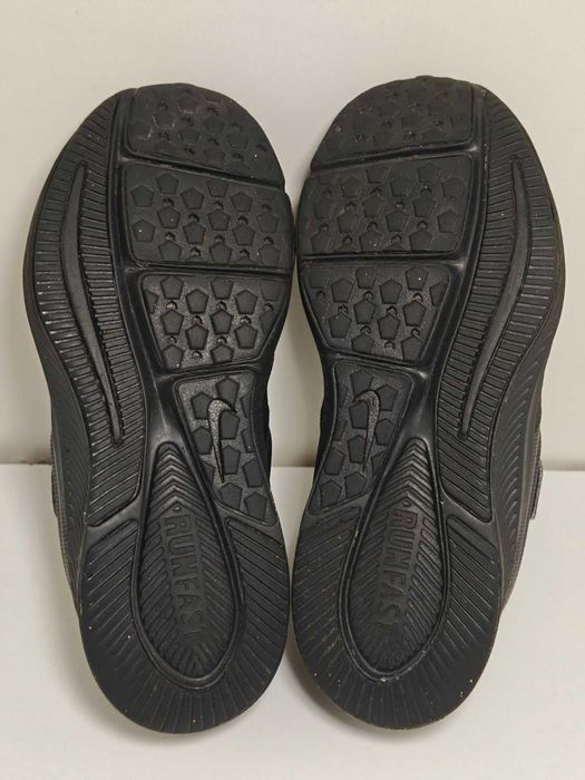 Чорні кросівки для хлопчика Nike Star Runner 2, р.27,5