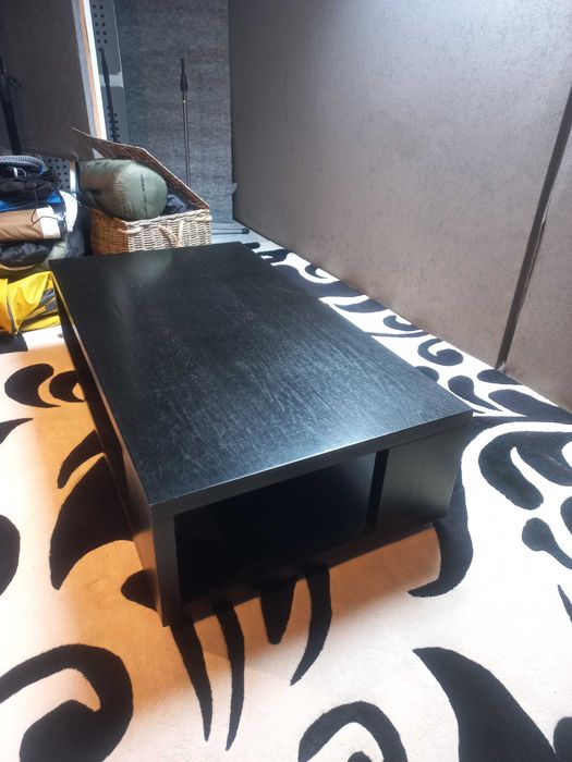 Mesa de centro antiga, grande, não é aglomerado de madeira.