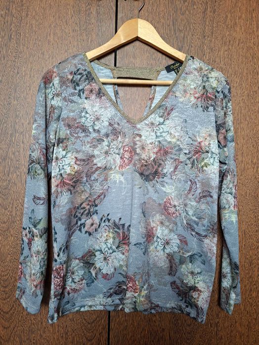 Blusa padrão floral em bico com fio brilhante