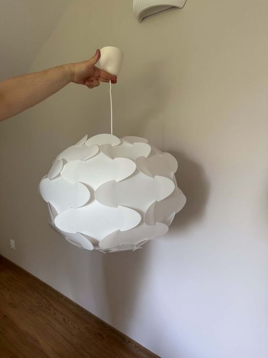Biała lampa Ikea