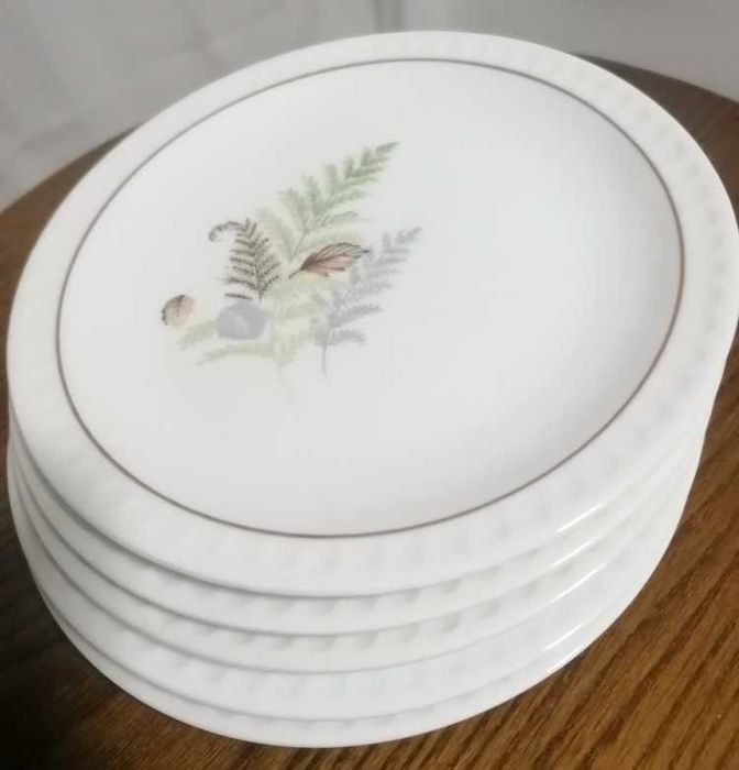 Pratos de doce em porcelana Vista Alegre, folhas