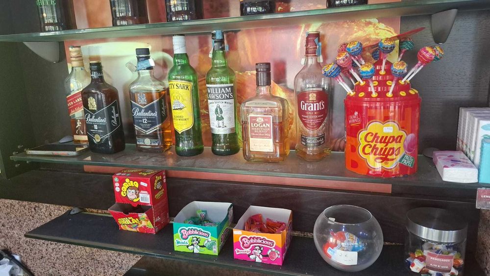 Prateleiras de vidro para café