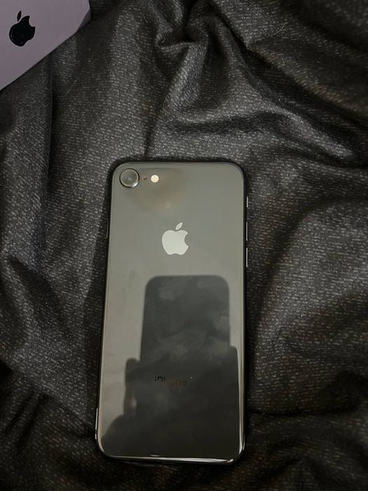 Продам iphone 8 64 ГБ