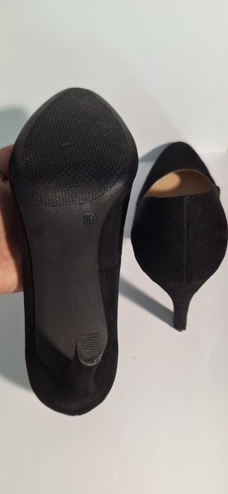 Czarne buty na obcasie