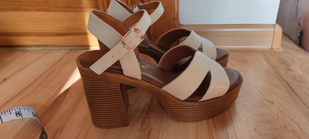 Sandały damskie na słupku 36