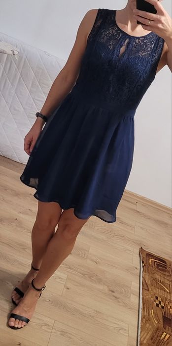 Elegancka granatowa sukienka z koronką rozmiar M, stan bardzo dobry, r