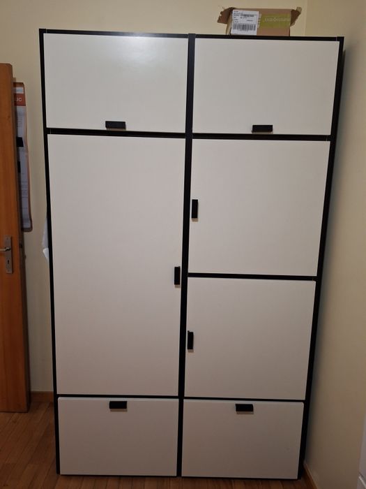 Roupeiro branco e preto