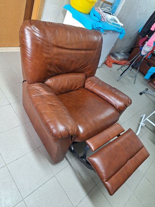 Sofá de pele individual com repousa pés