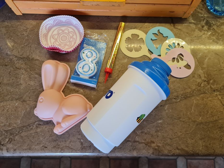 Zestaw drobiazgów do kuchni: bidon shaker formą do ciasta na babeczki