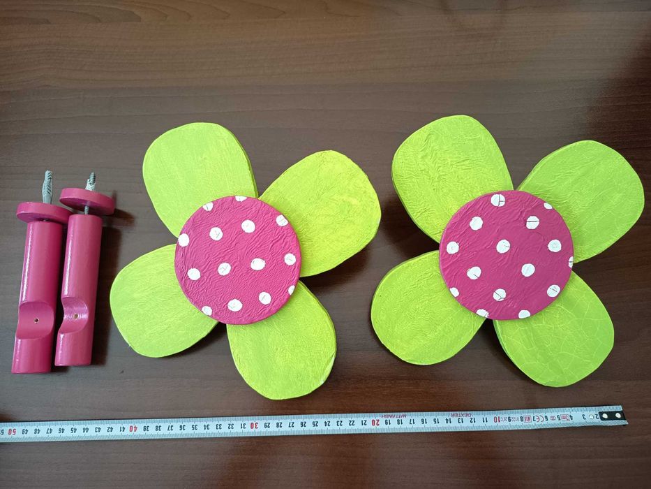 Varão de cortinados para quarto de menina