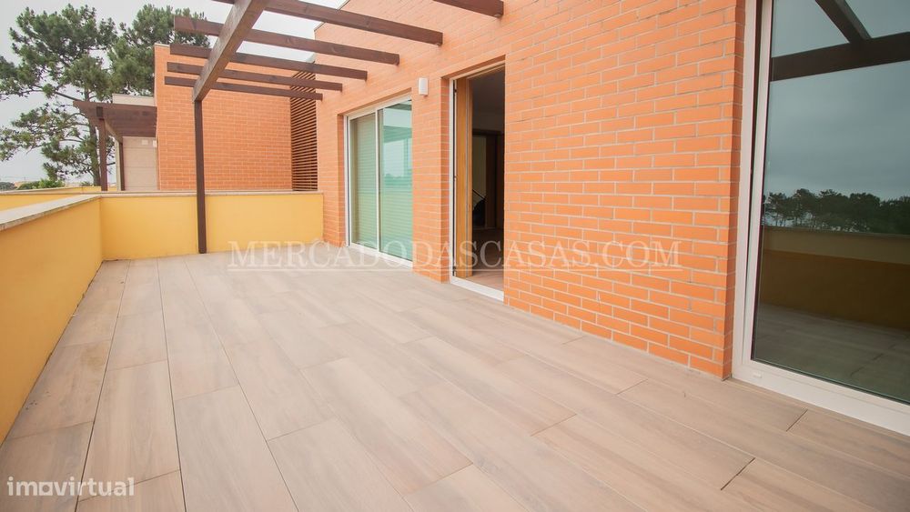 Apartamento T3 último andar com ampla varanda, próximo à praia Fura...
