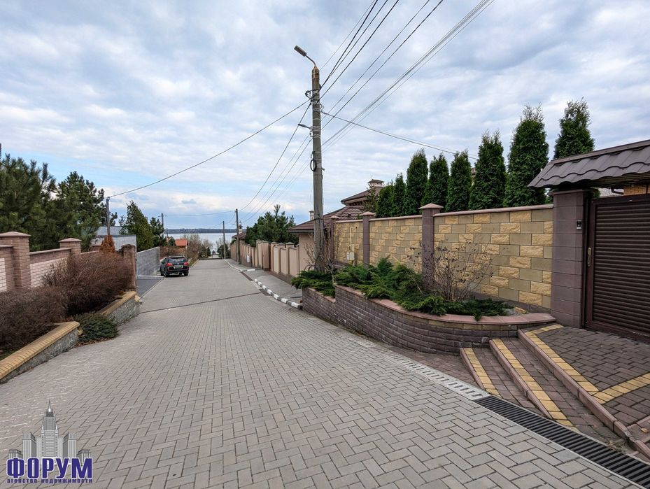 Современный дом в элитном поселке на Великом Лугу